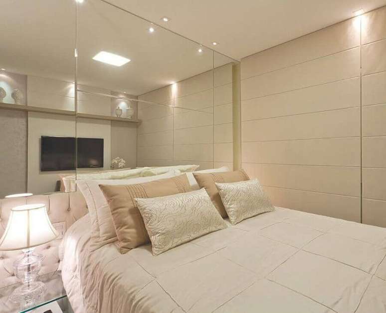 42. Cor bege para quarto pequeno decorado com parede espelhada &ndash; Foto: Mariane e Marilda Baptista