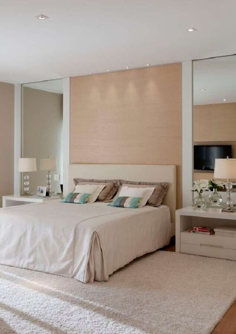 47. Quarto bege e branco decorado com parede espelhada &ndash; Foto: Casa de Valentina