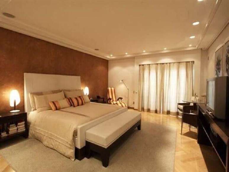 31. Decora&ccedil;&atilde;o de quarto de casal amplo bege e marrom &ndash; Foto: Pinterest