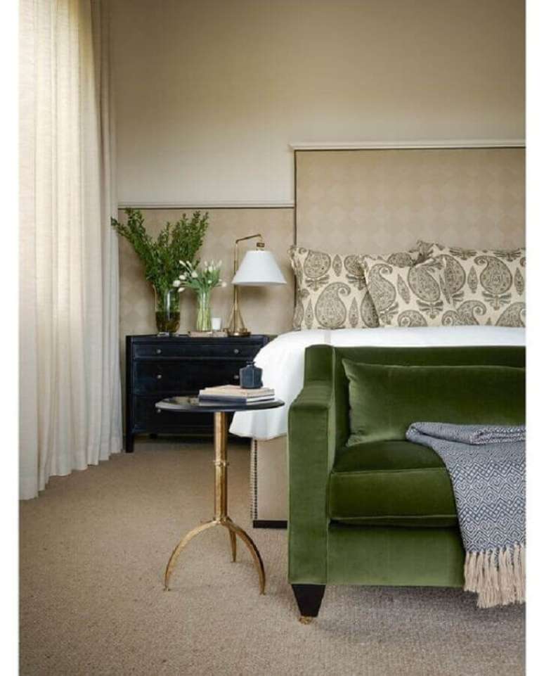 13. Criado mudo preto para decora&ccedil;&atilde;o de quarto bege e verde &ndash; Foto: Chairish