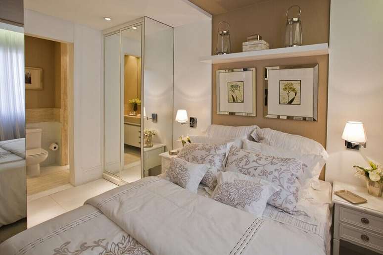 14. Abajur de parede para quarto de casal bege e branco decorado com guarda roupa espelhado – Foto: Pinterest