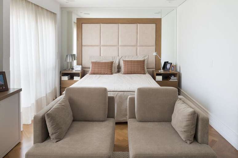 51. Quarto de casal bege decorado com moldura de madeira para cabeceira estofada &ndash; Foto: Gustavo Motta