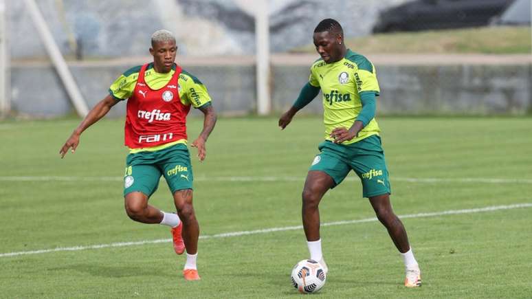 Danilo e Patrick de Paula durante treinamento, no CT do San Lorenzo, em Buenos Aires (Foto: Cesar Greco/Palmeiras)