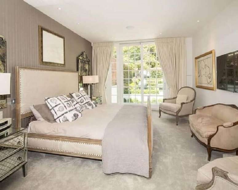 36. Decora&ccedil;&atilde;o cl&aacute;ssica de quarto bege com criado mudo espelhado &ndash; Foto: Ideias Decor