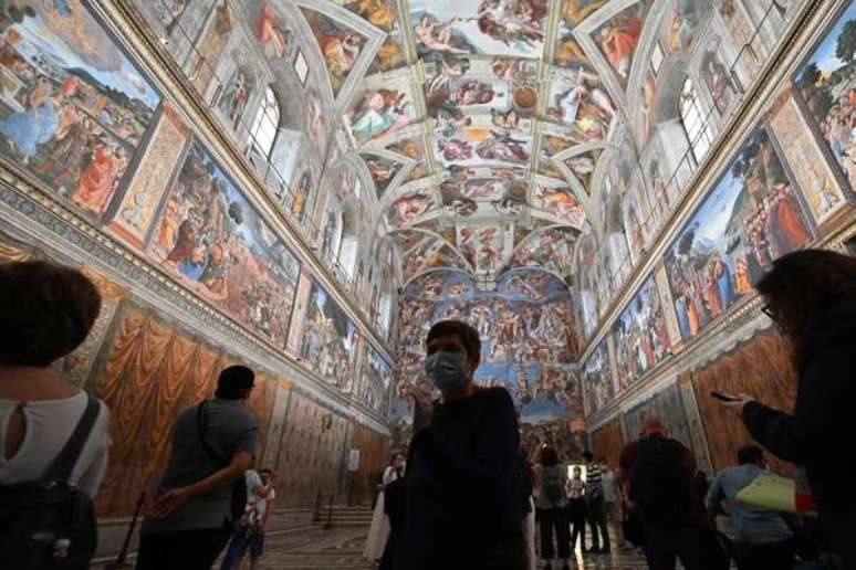 Visitantes na Capela Sistina, que faz parte dos Museus Vaticanos