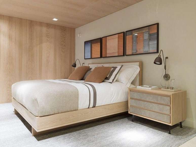 26. M&oacute;veis de madeira clara para decora&ccedil;&atilde;o de quarto de casal bege &ndash; Foto: Triplex Arquitetura