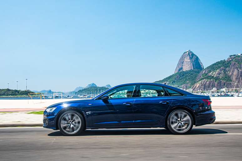 Audi A6 passa a ser vendido na versão Prestige Plus equipada com motor 2.0 TSFI de 245 cv. 