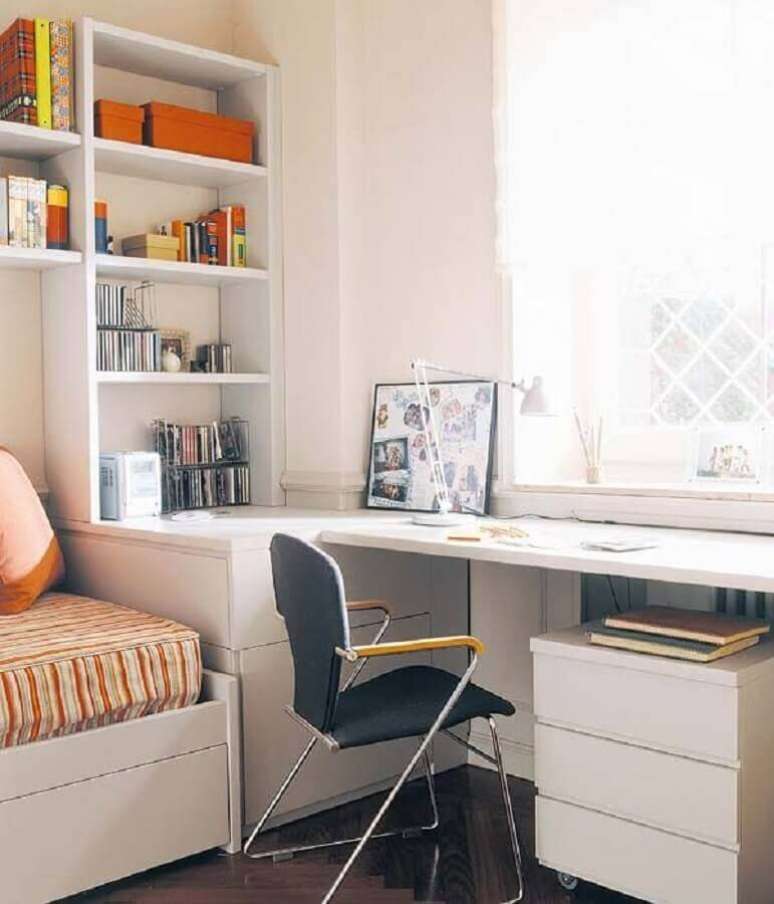 54. Decoração simples com cadeira para escrivaninha de quarto feminino – Foto: Micasa Revista