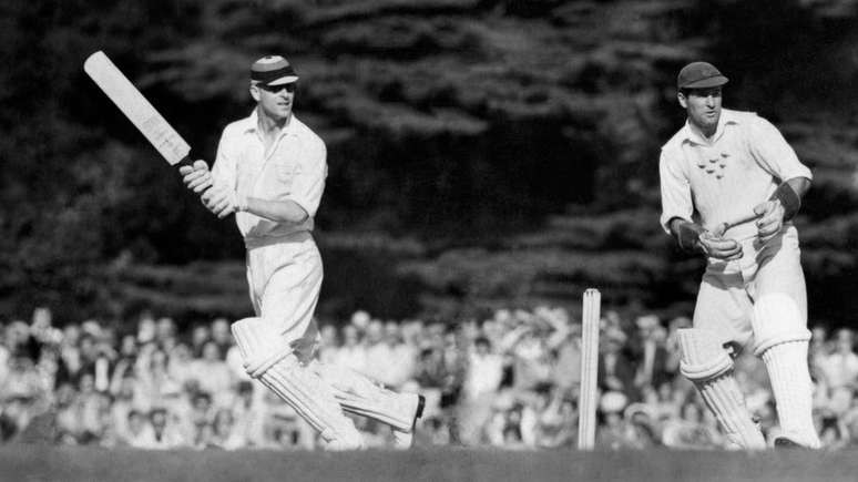 O duque também era um bom jogador de críquete. Na foto, sua equipe, formada por ex-estrelas da Inglaterra, enfrenta o time do duque de Norfolk, com jogadores de Sussex