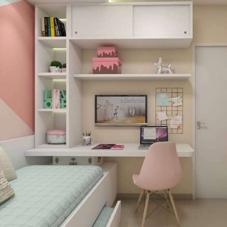 42. Decoração com cadeira para quarto feminino rosa com bicama planejada – Foto: Pinterest