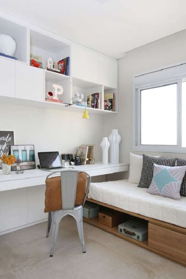 35. Decoração simples com cadeira para escrivaninha de quarto feminino Foto: Jeito de Casa