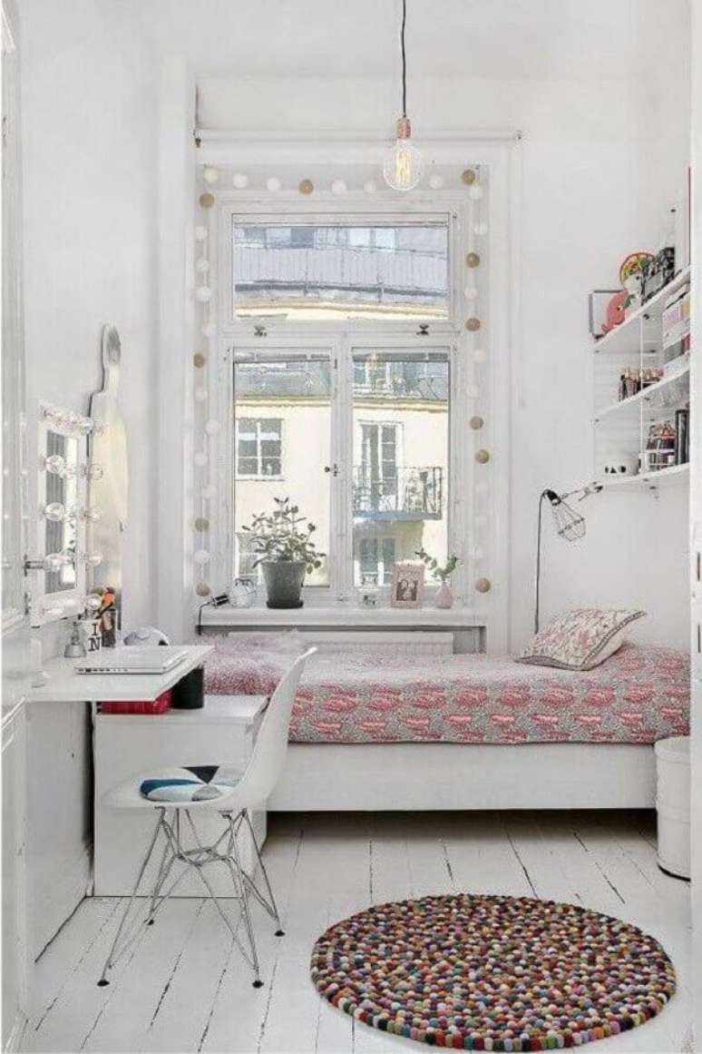 56. Cadeira para quarto feminino pequeno e simples todo branco – Foto: Arkpad