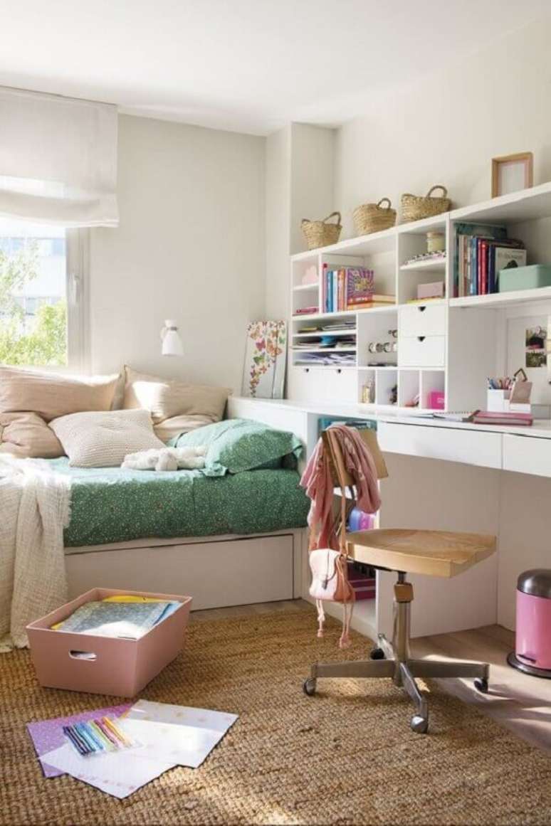 19. Decoração simples com cadeira para quarto feminino branco – Foto: Editions de l’Arkhan