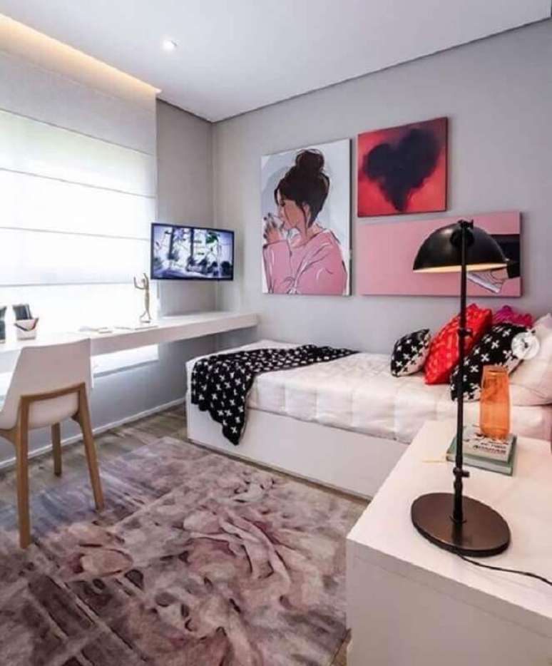 13. Cadeira para quarto feminino moderno decorado com quadros grandes e bancada suspensa – Foto: Jeito de Casa