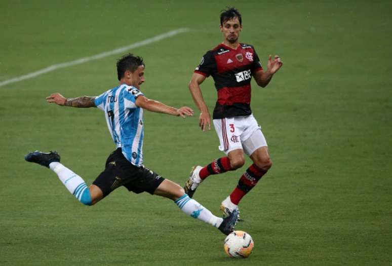 Rodrigo Caio foi expulso contra o Racing e tem suspensão a cumprir na Libertadores (Foto: AFP)