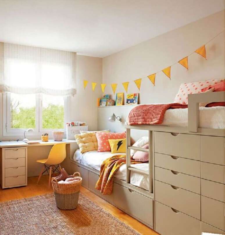 45. Decoração com varal de bandeirinhas e cadeira para escrivaninha de quarto feminino planejado – Foto: PUFIK Interiors & Inspirations