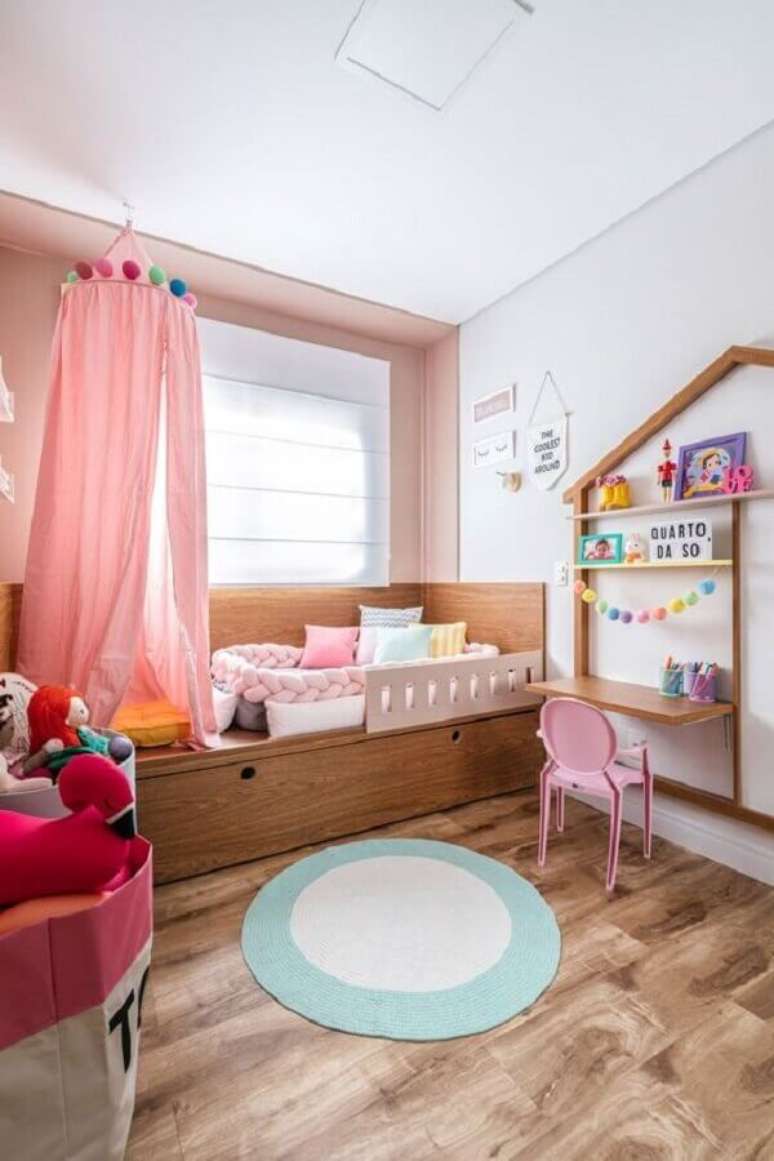 41. Cadeira para quarto feminino infantil decorado com dossel rosa – Foto: Rúbia M. Vieira Interiores