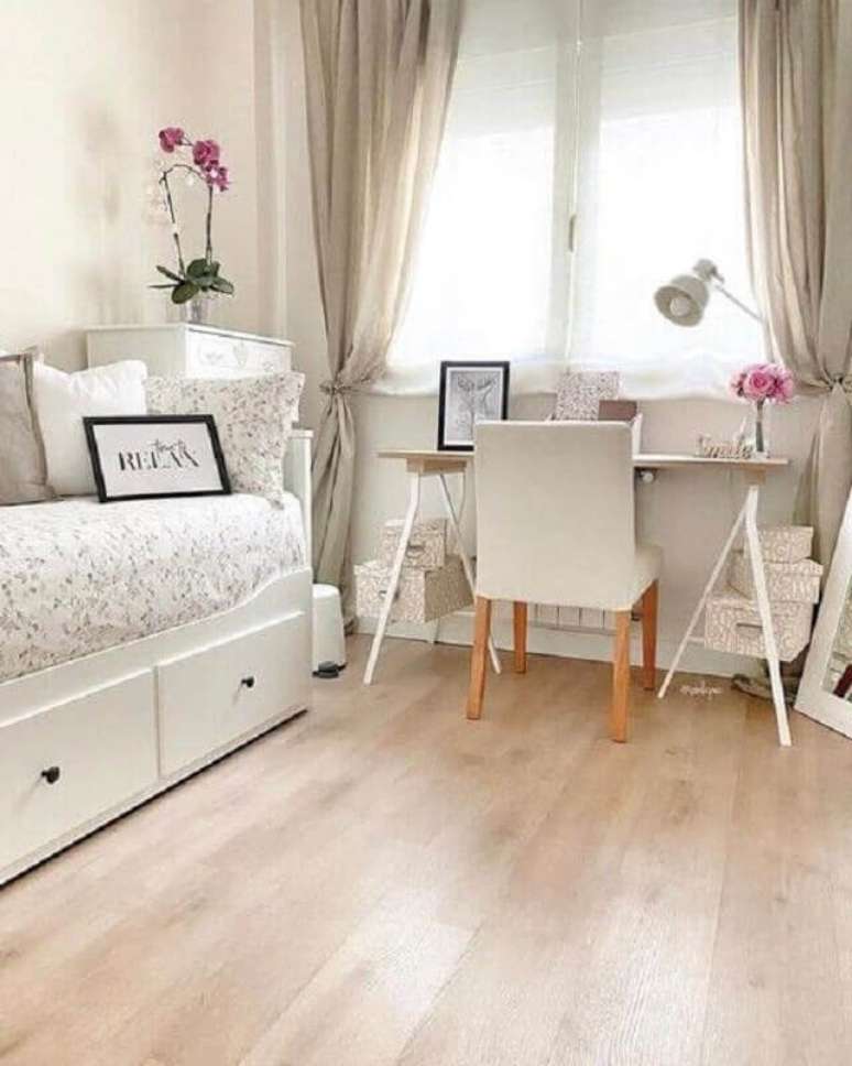 27. Decoração com cadeira para escrivaninha de quarto feminino todo branco – Foto: El Mueble