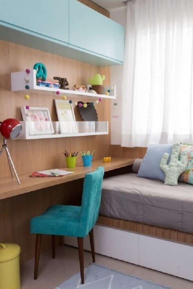40. Modelo confortável de cadeira para quarto feminino decorado com bancada de madeira planejada – Foto: NaToca Design