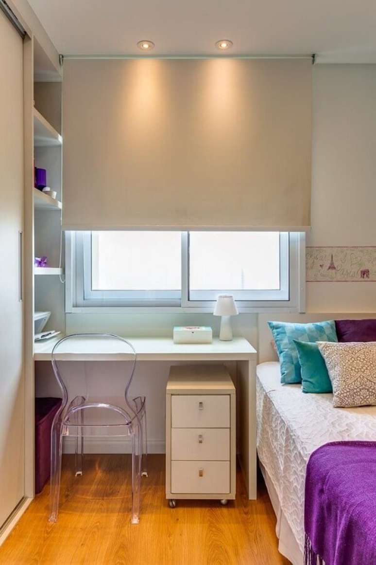 53. Decoração simples com cadeira para escrivaninha de quarto feminino pequeno – Foto: Rúbia M. Vieira Interiores