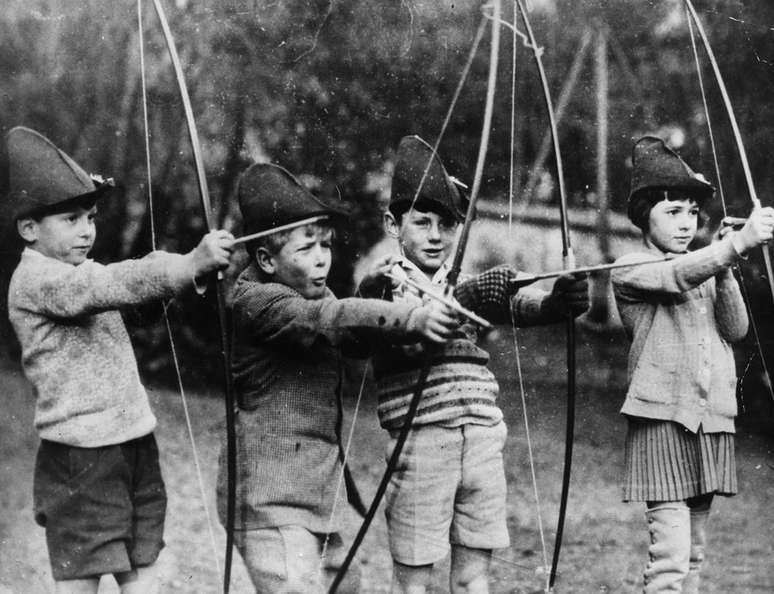 O príncipe (segundo à esquerda) começou sua educação na escola MacJannet, na França, e é visto aqui com seus colegas. Aos sete anos, foi morar com seus parentes Mountbatten na Inglaterra, onde frequentou uma escola preparatória em Surrey