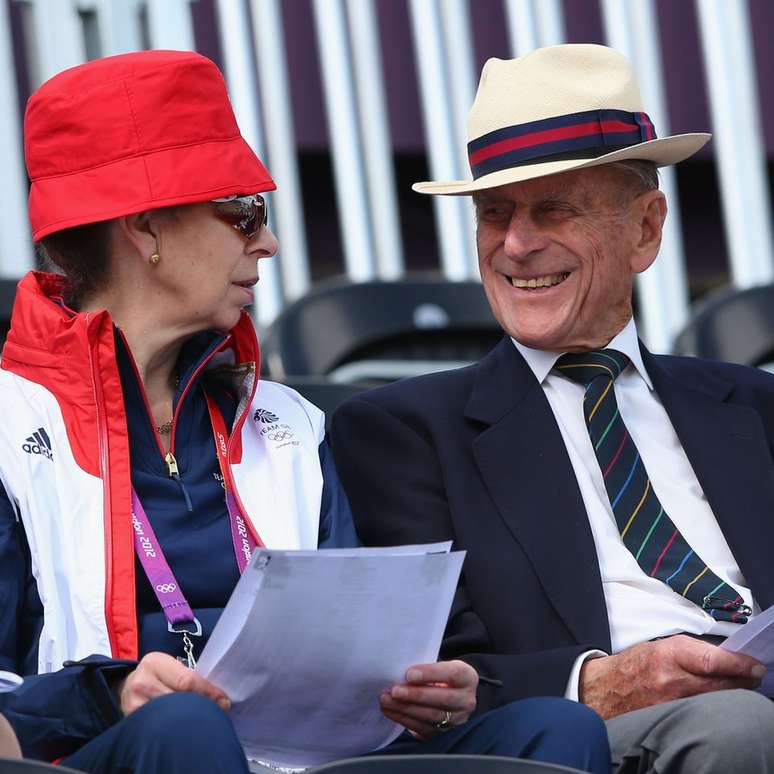 Depois de se recuperar, ele acompanhou a princesa Anne e assistiu a equipe equestre da Grã-Bretanha, que incluía sua neta Zara Phillips, durante os Jogos Olímpicos de Londres de 2012.