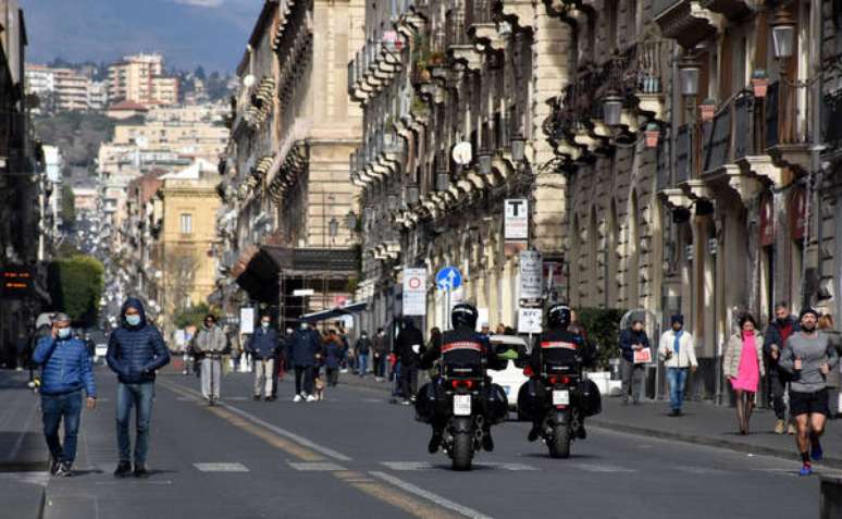 Região da Sicília é suspeita de fraudar dados da pandemia para evitar lockdown