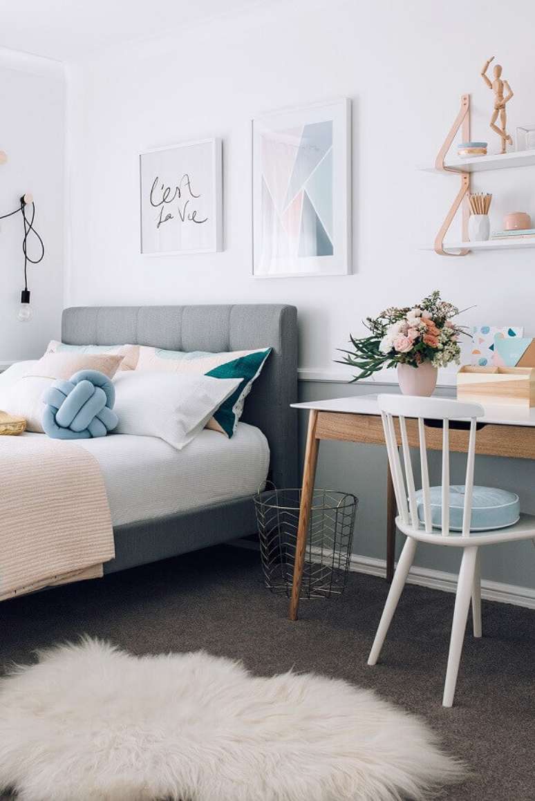 20. Cadeira para quarto feminino decorado com escrivaninha de madeira e cama cinza – Foto: Pinterest