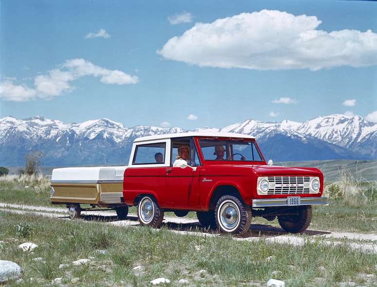 Lançado em 1966, primeira geração do Ford Bronco teve linhas projetadas por Mckinley Thompson, o primeiro designer afro-americano a trabalhar na Ford. 