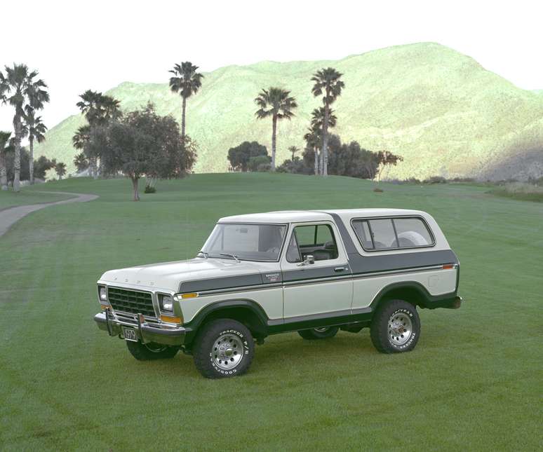 Segunda geração do Bronco lançada em 1978 cresceu em dimensões e tinha somente motores V8. 