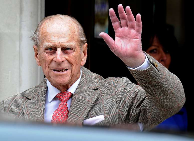 Príncipe Philip acena para os jornalistas ao deixar hospital em Londres
09/06/2012 REUTERS/Paul Hackett