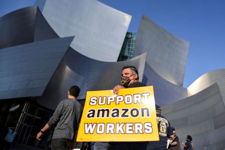 Manifestação em Los Angeles a favor da sindicalização de funcionários da Amazon 
22/03/2021
REUTERS/Lucy Nicholson