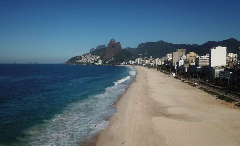 Praia de Ipanema vazia em razão das medidas de restrição para conter o coronavírus, Rio de Janeiro
21/03/2021 REUTERS/Pilar Olivares