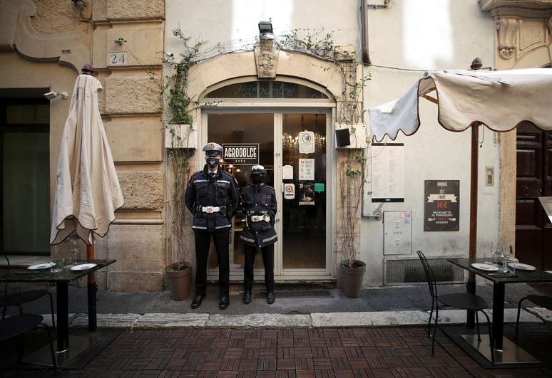 Polícia na frente de restaurante em Roma
 7/4/2021   REUTERS/Yara Nardi