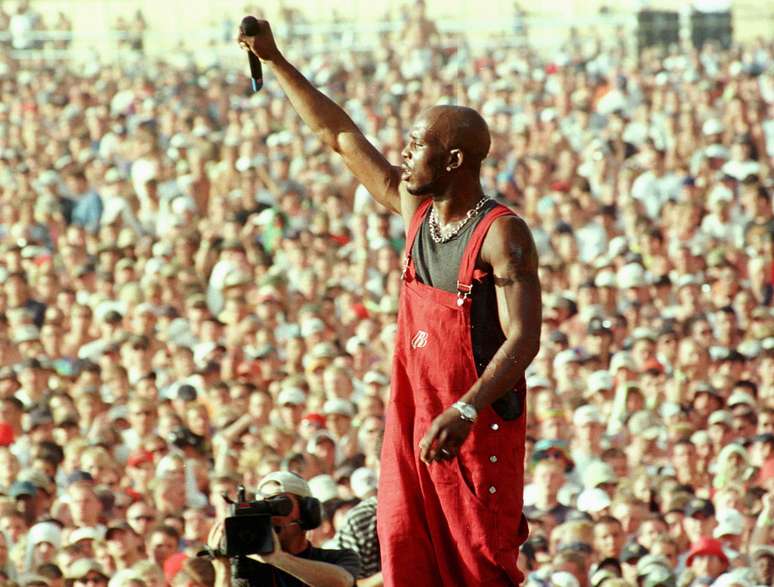 Earl Simmons, conhecido como DMX, se apresenta no festival de Woodstock, em Rome, Nova York
 23/7/1999 REUTERS/Joe Traver