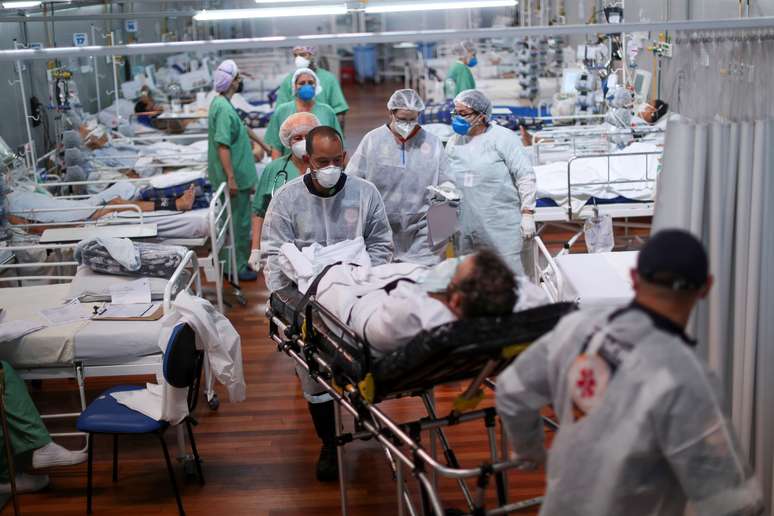 Paciente portador da doença do coronavírus (COVID-19) é transportado em hospital de campanha instalado no ginásio esportivo Dell'Antonia, em Santo André, nos arredores de São Paulo, Brasil. 07/04/2021. REUTERS/Amanda Perobelli. 
