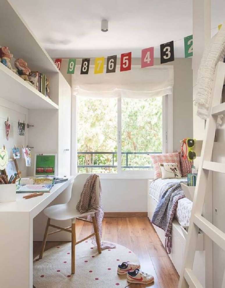 23. Cadeira para escrivaninha de quarto feminino decorado com varal de bandeirinhas de números – Foto: PUFIK Interiors & Inspirations