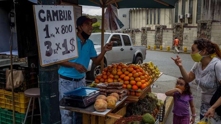 Quase tudo já é vendido em dólares na Venezuela