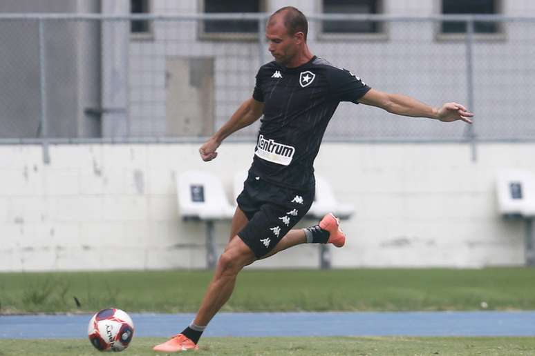 Joel Carli em ação pelo Botafogo. Zagueiro está fora do jogo contra o Volta Redonda (Foto: Vítor Silva/Botafogo)