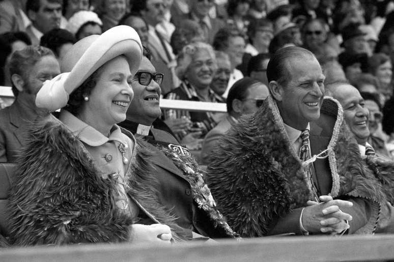 Em 1977, o príncipe acompanhou a rainha enquanto ela celebrava seu Jubileu de Prata. Eles são vistos aqui vestindo um manto Maori Kahu-Kiwi (feito de penas do pássaro Kiwi) no Rugby Park em Gisborne, na Ilha do Norte da Nova Zelândia, durante a abertura de um festival