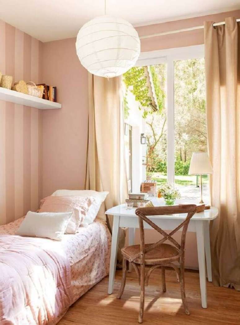 59. Modelo rústico de cadeira para quarto feminino rosa decorado com papel de parede listrado – Foto: PUFIK Interiors & Inspirations