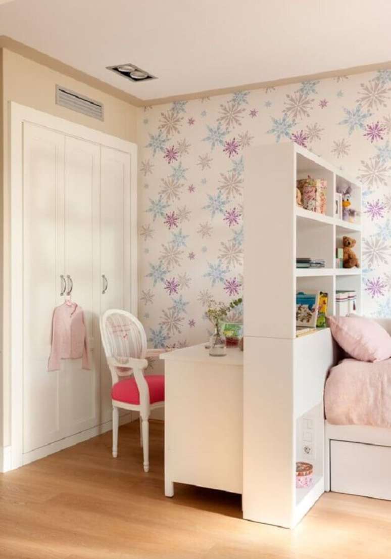 28. Decoração simples com cadeira para quarto feminino rosa e papel de parede infantil – Foto: El Mueble