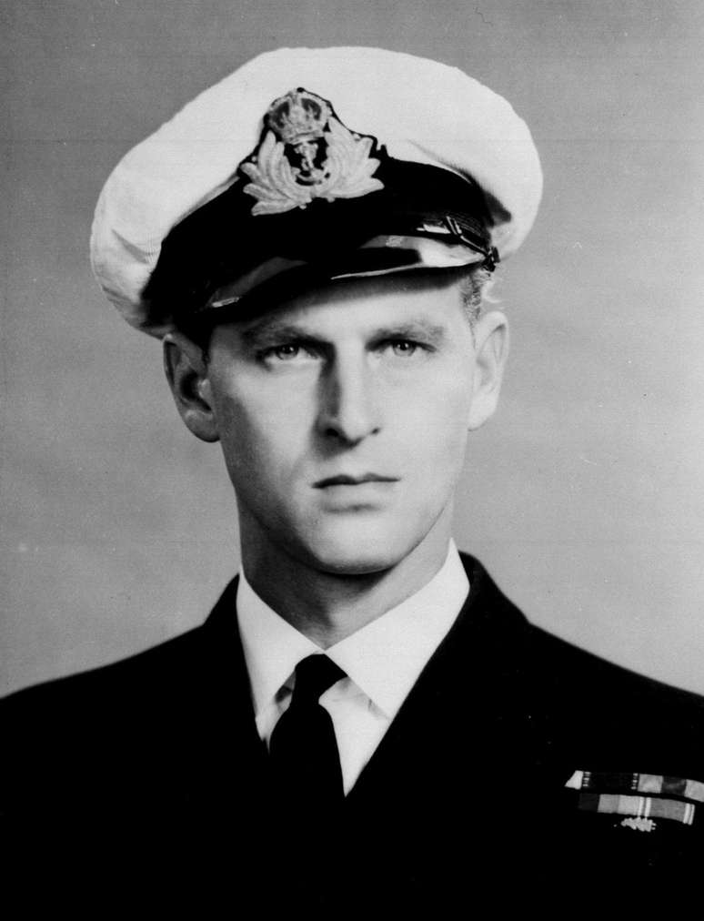 Durante a Segunda Guerra Mundial, o príncipe Philip entrou em ação como aspirante do navio de guerra HMS Valiant. Quando uma frota italiana foi capturada nas proximidades da Grécia, em 1941, Philip estava presente e chegou a ser mencionado em despachos e documentos oficiais