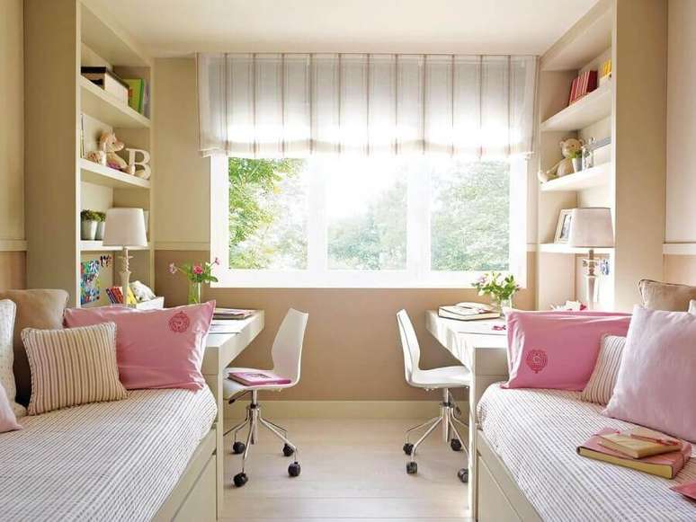 26. Decoração em cores neutras com cadeira para quarto feminino duplo – Foto: Pinterest