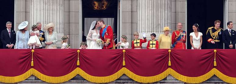 Milhares de pessoas se reuniram em frente ao Palácio de Buckingham para saudar a família real após o casamento do neto do príncipe Philip, o príncipe William, com Catherine Middleton, em 2011.