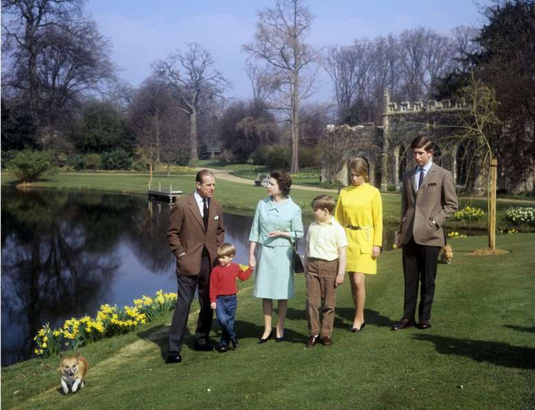 O duque e a rainha tiveram quatro filhos. Da esquerda para à direita: Edward, Andrew, Anne e Charles, retratados aqui na década de 1960