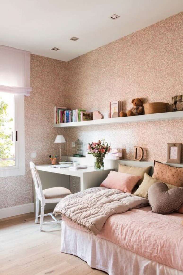 31. Cadeira para quarto feminino rosa decorado com várias almofadas para cama – Foto: El Mueble