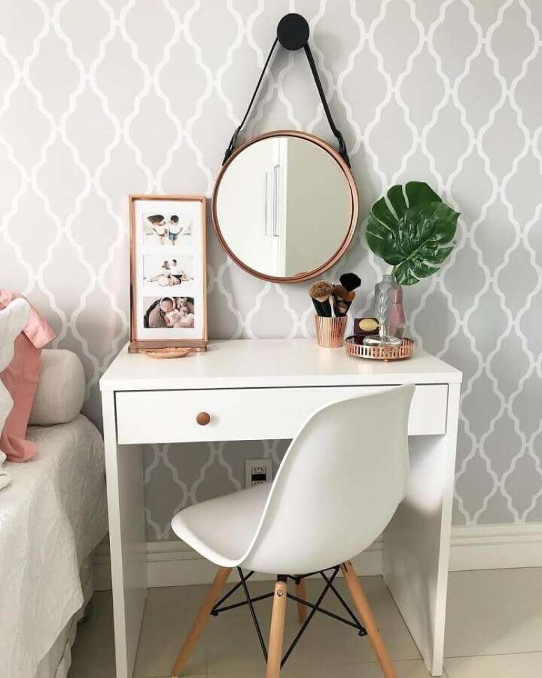 10. Decoração simples com cadeira para quarto feminino com penteadeira pequena e espelho redondo – Foto: Pinterest