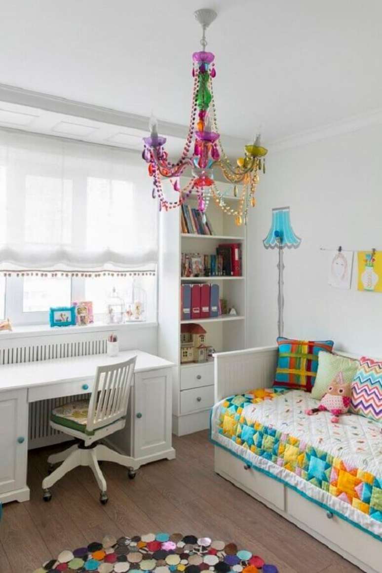 6. Decoração com detalhes coloridos com cadeira para quarto feminino infantil – Foto: Jeito de Casa