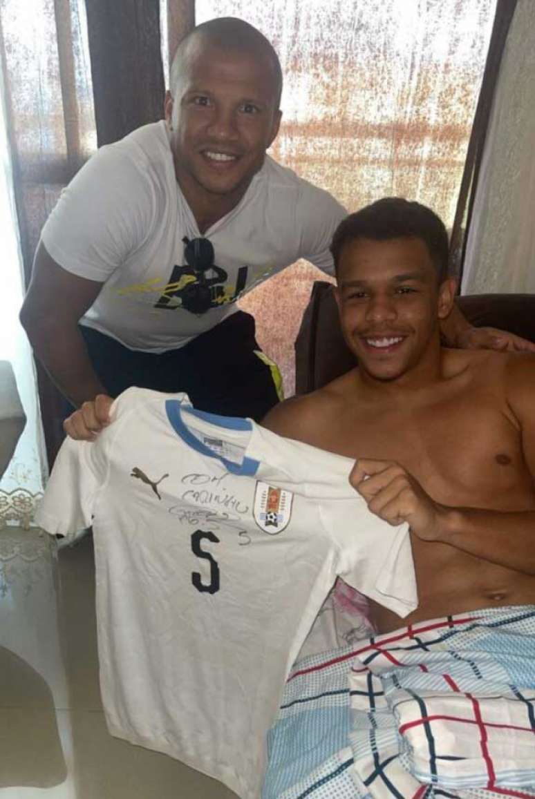 Sánchez deu uma camisa da seleção do Uruguai para o garoto Sandry (Foto: Divulgação)